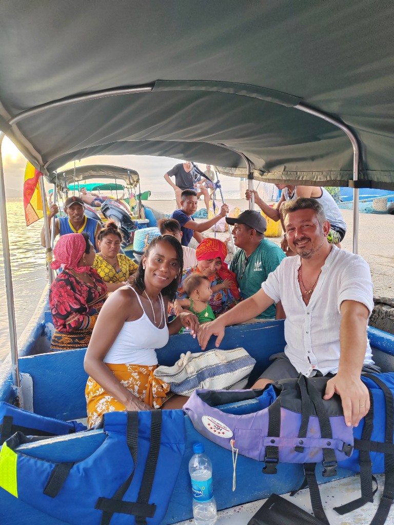 Traslado en lancha con huéspedes hacia Guna Yala