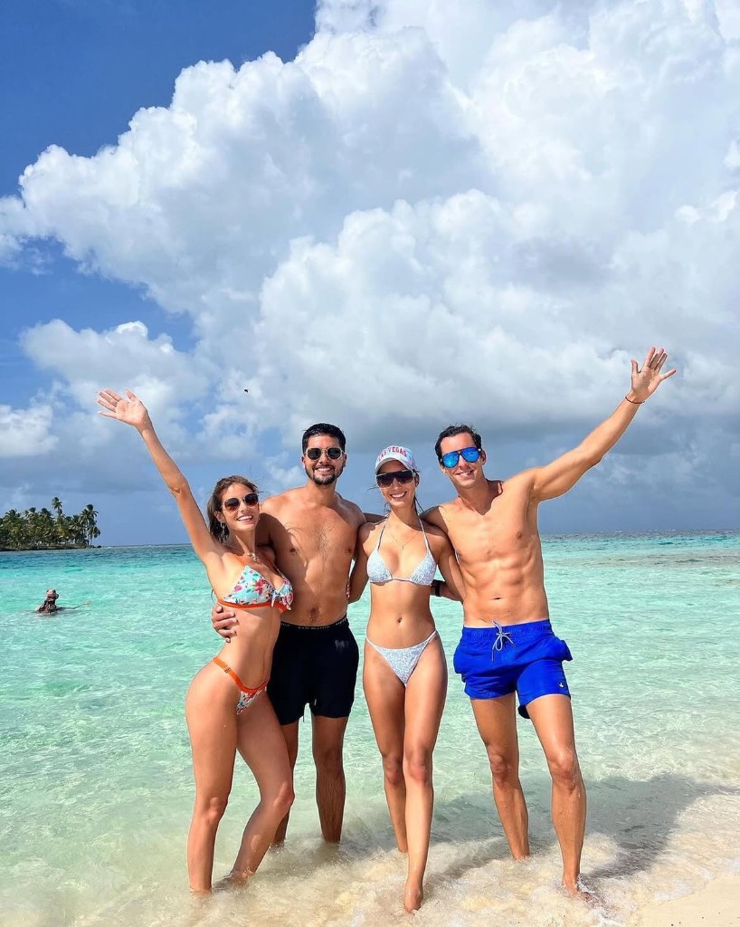 Amigos disfrutando el mar en San Blas